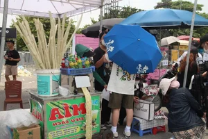 BLACKPINK Hanoi Concert: Merchandise Scalpers Flood My Dinh Stadium with High Prices - image 11