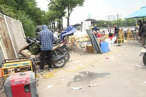 BLACKPINK Hanoi Concert: Merchandise Scalpers Flood My Dinh Stadium with High Prices - image 3