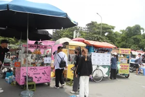 BLACKPINK Hanoi Concert: Merchandise Scalpers Flood My Dinh Stadium with High Prices - image 2