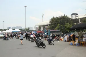 BLACKPINK Hanoi Concert: Merchandise Scalpers Flood My Dinh Stadium with High Prices - image 10