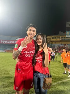 Football Star Doan Van Hau Proposes to Doan Hai My: A Fairytale Romance Captivating Fans - image 4
