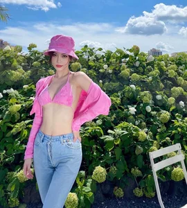 China's Most Beautiful Celebrity Mom Stuns in Chic Monokini Photoshoot - image 2