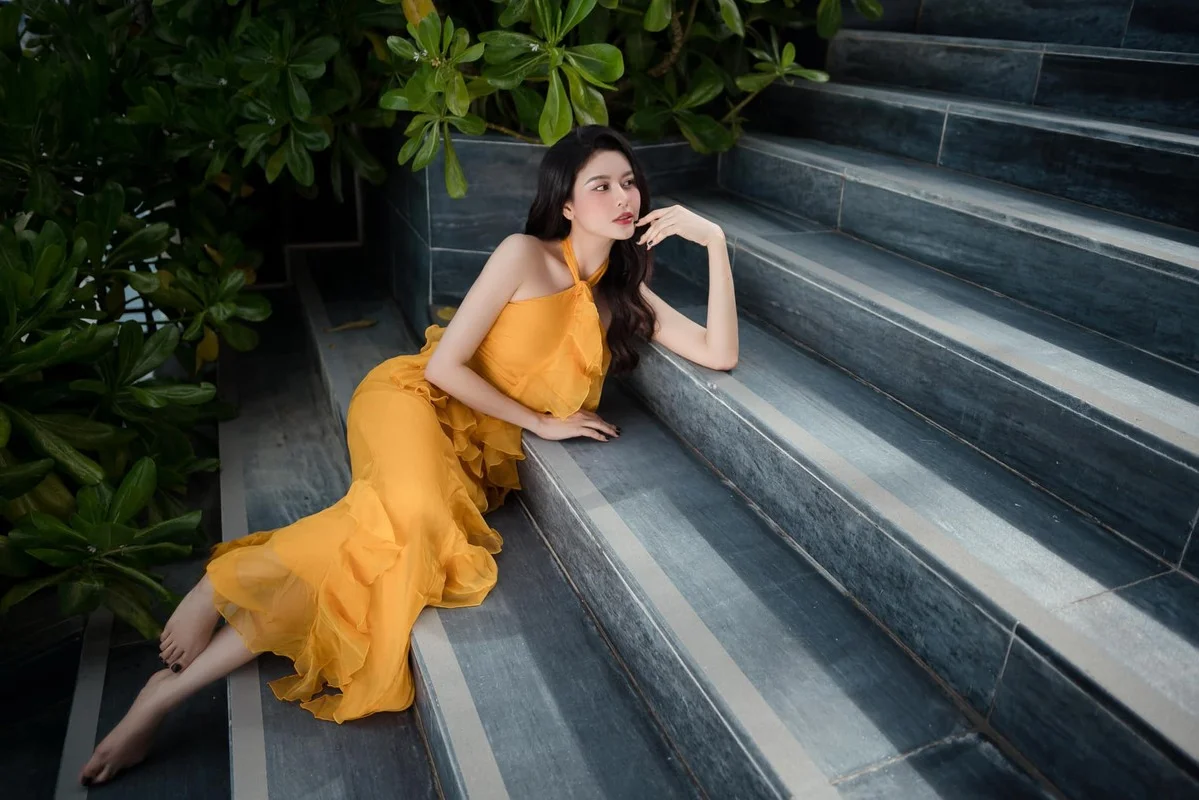 Truong Quynh Anh Stuns in Form-Fitting Dress Highlighting Her Gorgeous Curves