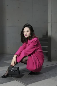 Elegant Portrait Photography Featuring Xiao Yi in YiTuYu Art Language Vol.8234 – Minimalist Aesthetic and Soft Lighting Lifestyle Series - image 2
