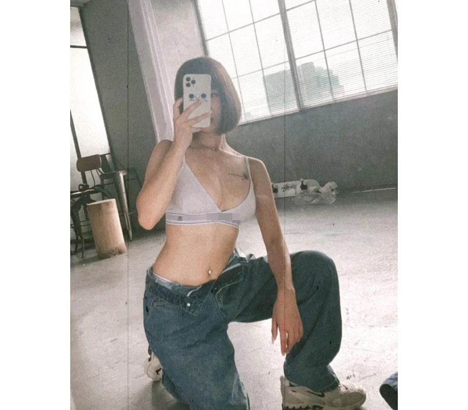 Confidence in Every Inch: How This 152cm Beauty Redefines Petite Fashion and Body Positivity