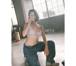 Confidence in Every Inch: How This 152cm Beauty Redefines Petite Fashion and Body Positivity - image 3