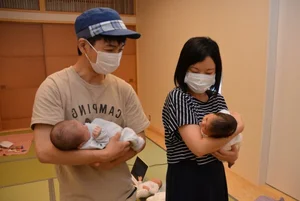Viral Moment: New Dad's Hilarious Reaction to Holding His Baby Girl for the First Time - image 9