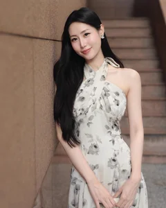 Effortless Elegance in Floral Halter Dress - image 5