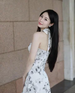 Effortless Elegance in Floral Halter Dress - image 6