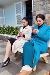 Ky Duyen and Minh Trieu Showcase Stunning Couple Outfits During European Vacation - image 10