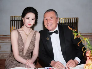 Liu Yifei and Anne Hathaway: Eastern and Western Icons at Luxury Event - image 5
