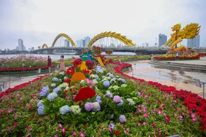 Stunning Dragon Mascots at the 2024 Tet Flower Street in Da Nang - image 9
