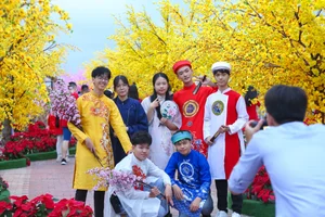 Stunning Dragon Mascots at the 2024 Tet Flower Street in Da Nang - image 4