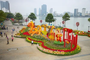 Stunning Dragon Mascots at the 2024 Tet Flower Street in Da Nang - image 13