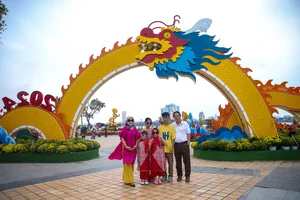 Stunning Dragon Mascots at the 2024 Tet Flower Street in Da Nang - image 7