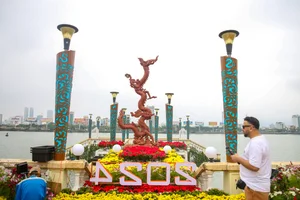 Stunning Dragon Mascots at the 2024 Tet Flower Street in Da Nang - image 17