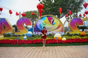 Stunning Dragon Mascots at the 2024 Tet Flower Street in Da Nang - image 21
