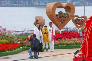 Stunning Dragon Mascots at the 2024 Tet Flower Street in Da Nang - image 14