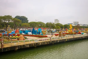 Stunning Dragon Mascots at the 2024 Tet Flower Street in Da Nang - image 3