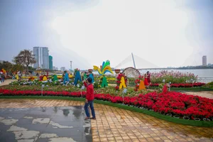 Stunning Dragon Mascots at the 2024 Tet Flower Street in Da Nang - image 2