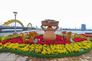 Stunning Dragon Mascots at the 2024 Tet Flower Street in Da Nang - image 19
