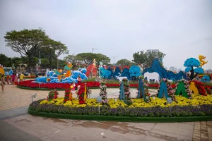 Stunning Dragon Mascots at the 2024 Tet Flower Street in Da Nang - image 6