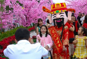 Stunning Dragon Mascots at the 2024 Tet Flower Street in Da Nang - image 11