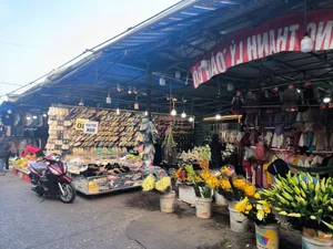 Traditional Markets Struggle as Tet Approaches Leaving Merchants Anxious - image 1