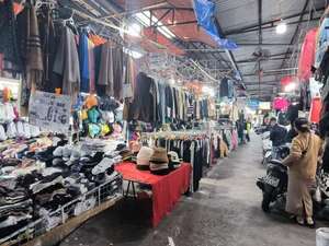 Traditional Markets Struggle as Tet Approaches Leaving Merchants Anxious - image 5