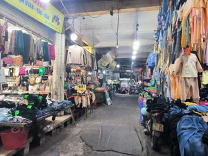 Traditional Markets Struggle as Tet Approaches Leaving Merchants Anxious - image 4