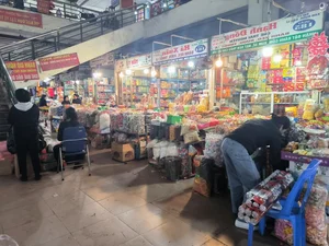 Traditional Markets Struggle as Tet Approaches Leaving Merchants Anxious - image 6