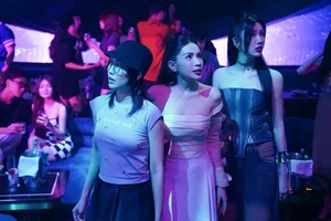 Movie Review: Tren Ban Nhau Duoi Ban Muu - Strong Cast vs. Weak Script - image 9