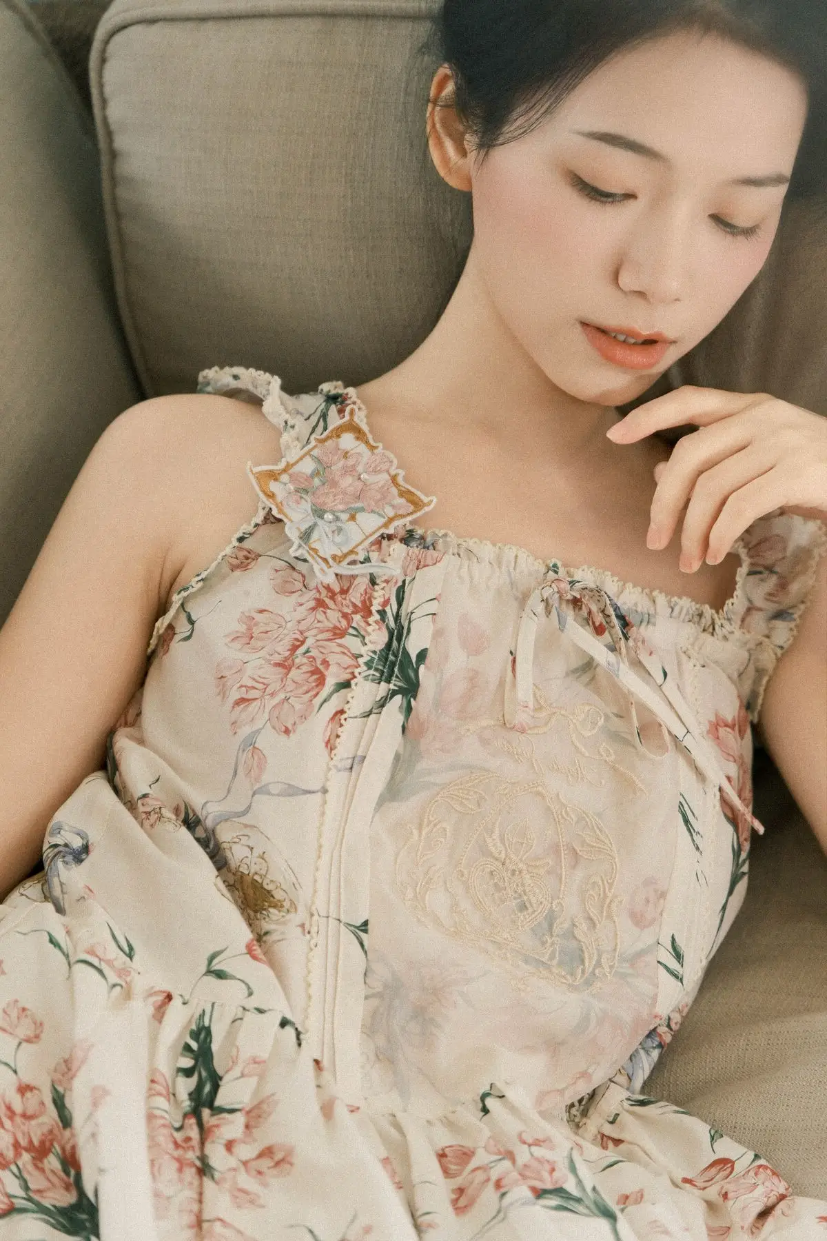 Discover Zzzhen's Serene Elegance in YiTuYu Vol.8271: A Captivating Floral Portrait