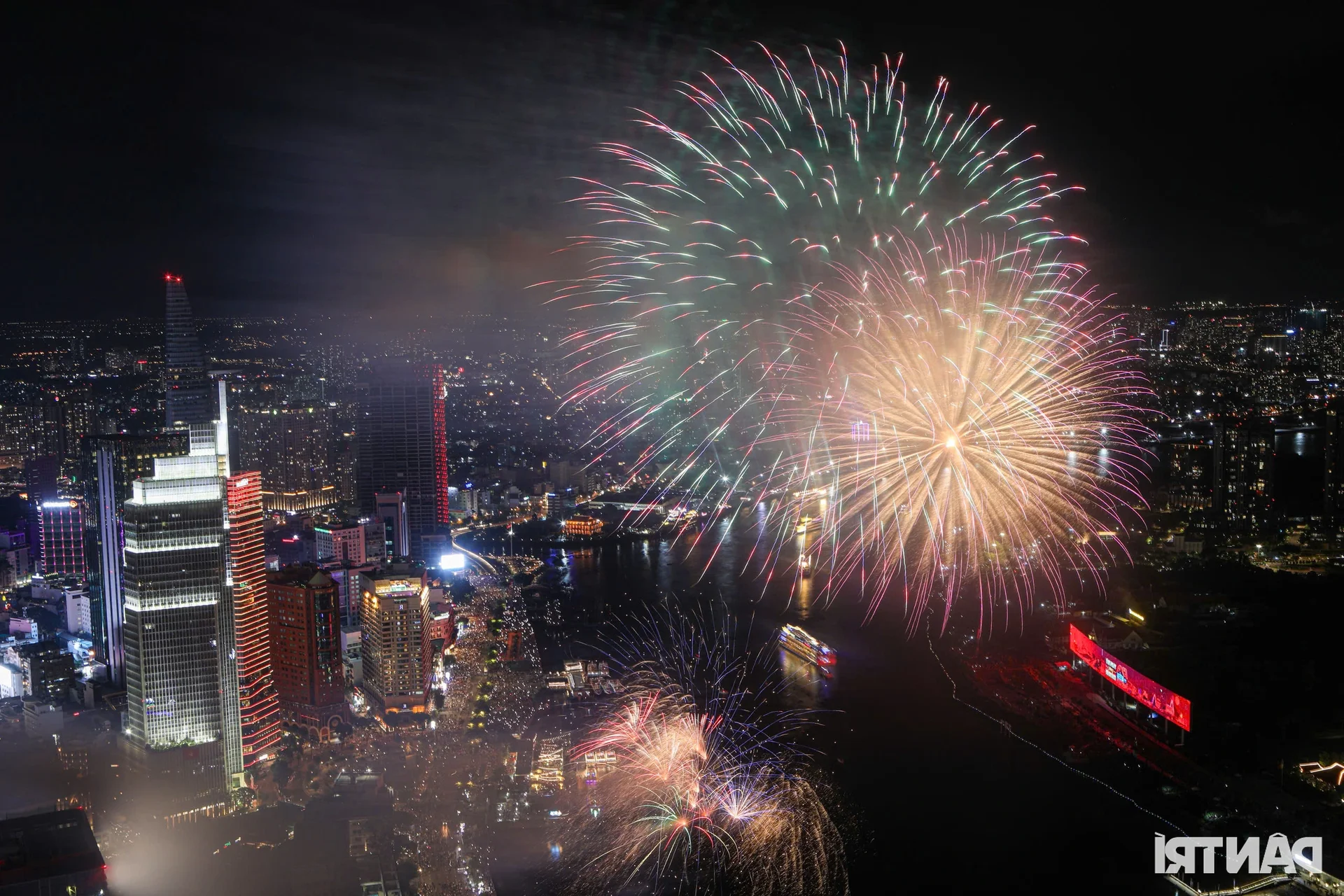Locals Captivated by Breathtaking Fireworks Show Honoring Vietnam's National Holiday