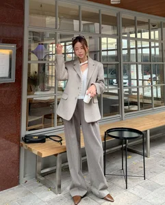 Elevate Your Everyday Look: 4 Essential Trousers for a Chic Spring Wardrobe - image 6