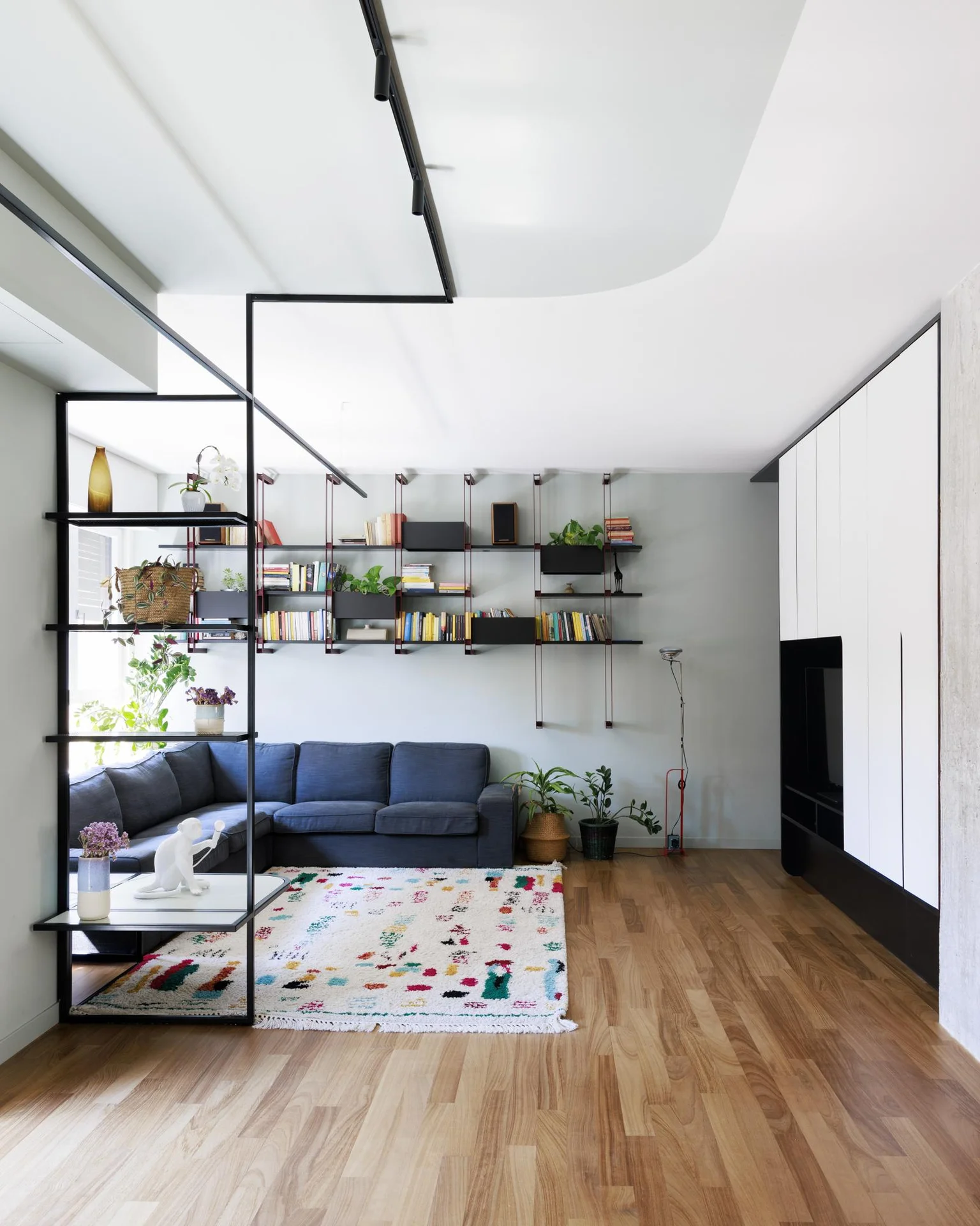 Milanese Minimalism: A Sun-Drenched 60m2 Apartment Redefined by Light and Iron Frames
