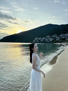 The Graceful Life of Miss Vietnam Do My Linh: Balancing Fame and Family in High Society - image 5