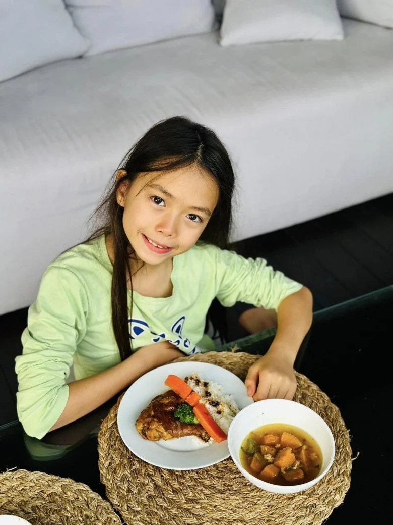 Singer Doan Trang Cooks Delicious Homemade Meal for Her Western Husband and Daughter