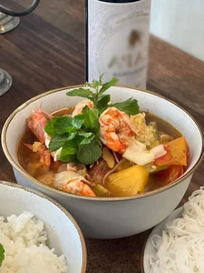 Singer Doan Trang Cooks Delicious Homemade Meal for Her Western Husband and Daughter - image 3
