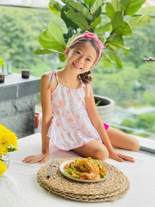 Singer Doan Trang Cooks Delicious Homemade Meal for Her Western Husband and Daughter - image 7