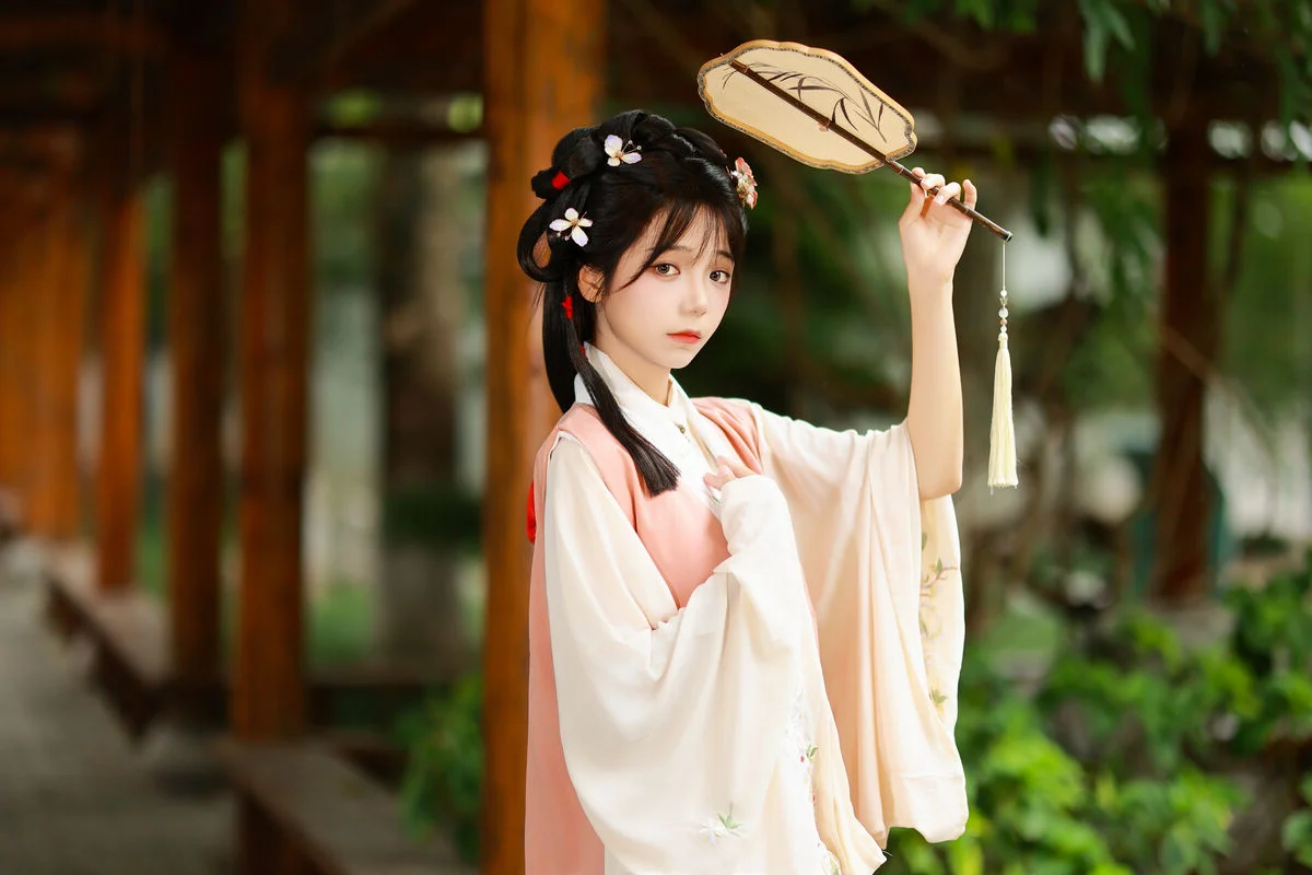 Exploring Aesthetic Photography in YiTuYu Art Language Vol.7845 Featuring Jie Ruan Tang