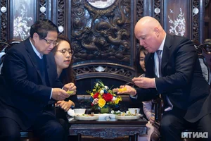 Two Prime Ministers Experience the Traditional Dan Bau at Van Mieu - Quoc Tu Giam - image 7