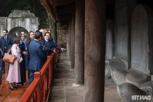 Two Prime Ministers Experience the Traditional Dan Bau at Van Mieu - Quoc Tu Giam - image 8