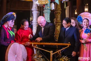 Two Prime Ministers Experience the Traditional Dan Bau at Van Mieu - Quoc Tu Giam - image 1