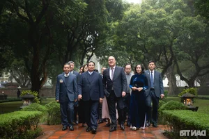 Two Prime Ministers Experience the Traditional Dan Bau at Van Mieu - Quoc Tu Giam - image 3