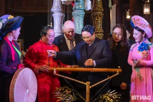 Two Prime Ministers Experience the Traditional Dan Bau at Van Mieu - Quoc Tu Giam - image 9