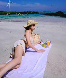 Huyen Baby radiates elegance in chic beachwear with a stunning summer vibe - image 11