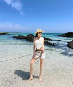 Huyen Baby radiates elegance in chic beachwear with a stunning summer vibe - image 5