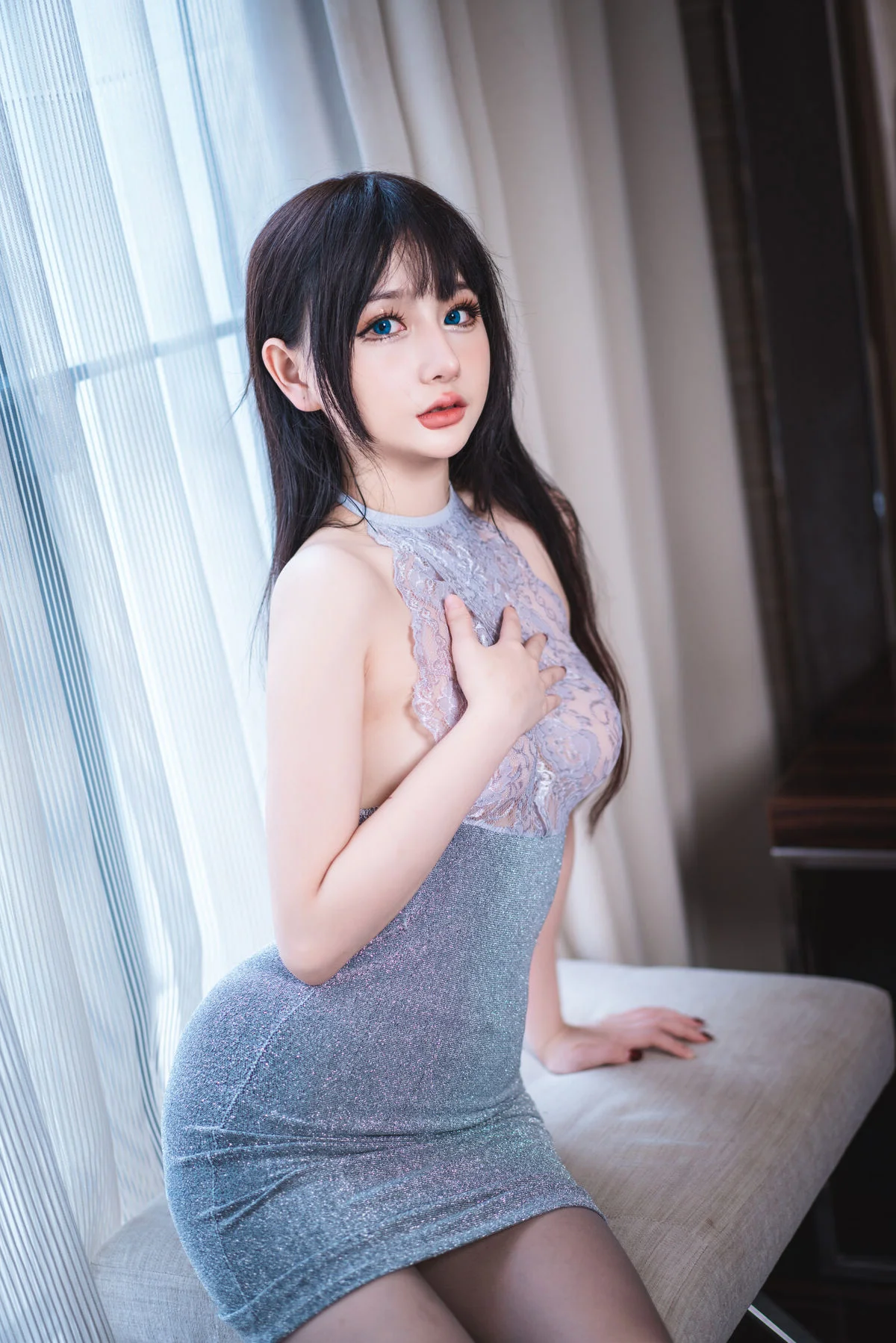 Timeless Elegance: Exploring Minimalist Grey Fashion with Model Nin De Dan Dan