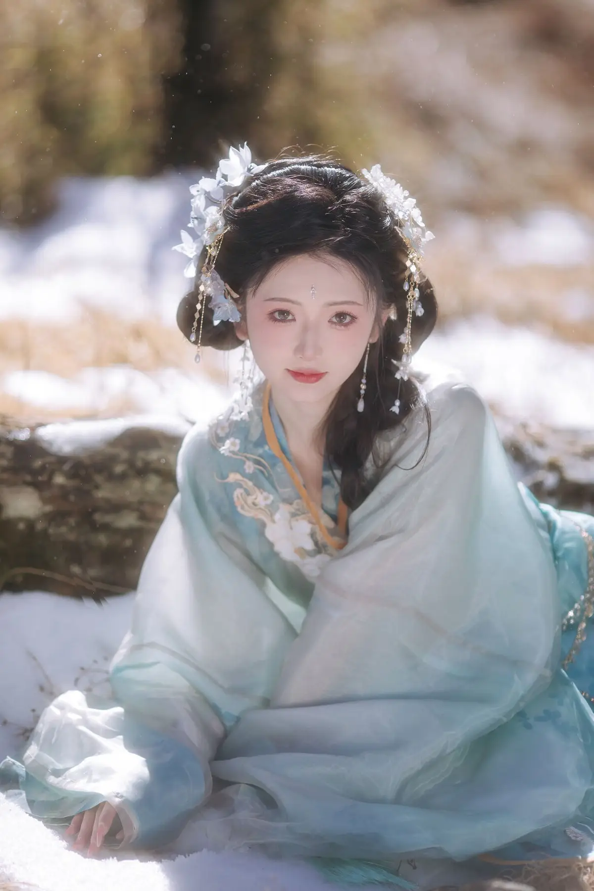 YiTuYu Vol.8542 Chi Yan Zai Zhe Li: Ethereal Beauty in Snow Discover Enchanting Art Language